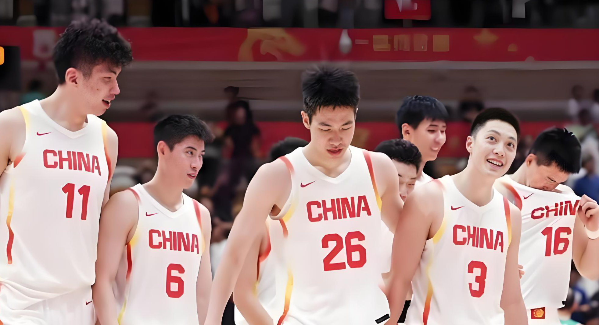 集结日突围战来临，深圳男篮围绕中超官宣签约，目标明确，年轻球员得到机会的简单介绍